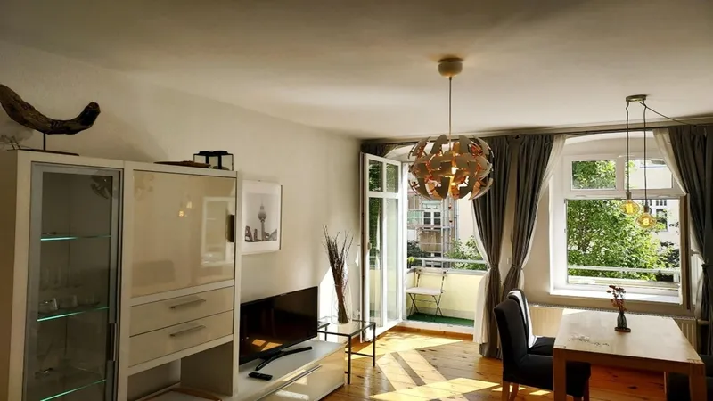 Im Herzen von Friedrichshain 2 Zimmer Wohnung mit Balkon und EBK — photo 1